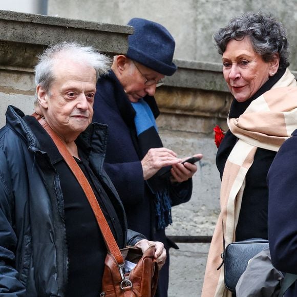 Guy Carlier et Geneviève Laborde, la soeur de la défunte - Arrivées aux obsèques de C.Laborde en l’église Saint-Roch à Paris, le 6 février 2025. Décédée le 28 janvier 2025 à l'âge de 73 ans, l'ancienne présentatrice météo de TF1 (1988 - 2017) était atteinte de la maladie neurodégénérative à corps de Lewy. 
© Jacovides - Moreau / Bestimage