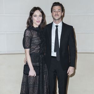 Gaspard Ulliel et Gaëlle Pietri - Photocall lors du deuxième défilé Chanel "Métiers d'Art" au Ritz à Paris, France, le 6 décembre 2016. Cette collection destinée à mettre en valeur le précieux savoir-faire des ateliers Chanel (bottier, plisseur, plumassier, brodeur, ...).
© Olivier Borde/Bestimage