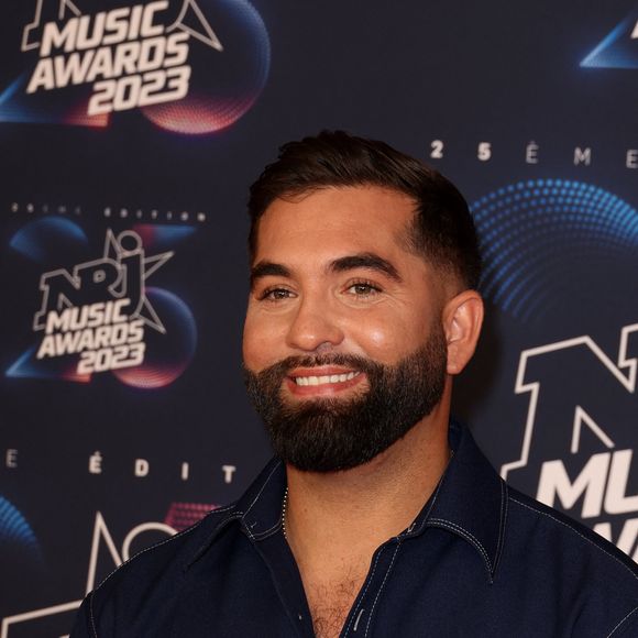 Devant la caméra de "Magnetic Outfit", il a partagé sa tenue du jour.

Kendji Girac au photocall de la 25ème cérémonie des "NRJ Music Awards (NMA)" au palais des Festivals et des Congrès de Cannes, France, le 10 novembre 2023. © Dominique Jacovides/Bestimage