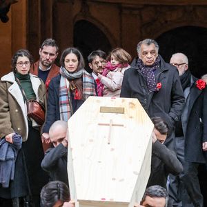 Le salon spacieux et chaleureux a servi de cadre pour des échanges empreints d’émotion et de souvenirs familiaux. 

Interviewées par le magazine "Gala", ses filles, Gabrièle et Pia, ont tenu à rendre hommage à leur mère dans un appartement cossu "à deux pas de la gare Montparnasse, au cœur du XIVe arrondissement de Paris". 

Pia Laborde et Gabrièle Laborde, les filles de C.Laborde, et leur père Jimmy - Sortie des obsèques de Catherine Laborde en l'église Saint-Roch à Paris, le 6 février 2025. Décédée le 28 janvier 2025 à l'âge de 73 ans, l'ancienne présentatrice météo de TF1 (1988 - 2017) était atteinte de la maladie neurodégénérative à corps de Lewy.
© Jacovides - Moreau / Bestimage