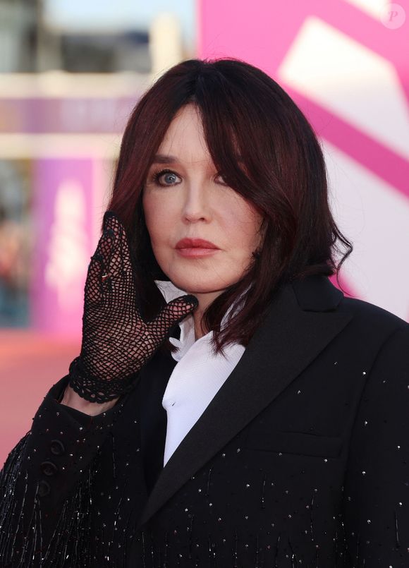 Une façon pour elle de préserver un certain équilibre, tout en entretenant son éternelle singularité.

Isabelle Adjani - Arrivées à la cérémonie de clôture de la 50ème édition du Festival du Cinéma américain à Deauville. Le 14 septembre 2024
© Denis Guignebourg / Bestimage