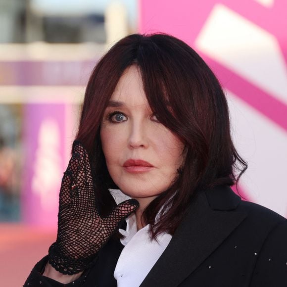 Une façon pour elle de préserver un certain équilibre, tout en entretenant son éternelle singularité.

Isabelle Adjani - Arrivées à la cérémonie de clôture de la 50ème édition du Festival du Cinéma américain à Deauville. Le 14 septembre 2024
© Denis Guignebourg / Bestimage