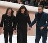 C'est grâce à un proche du clan princier de Monaco que Virginie Viard a pu décrocher son tout premier stage chez Chanel.   

Charlotte Casiraghi, Virginie Viard, Xavier Veilhan - Défilé Chanel Haute-Couture 2022 au Grand Palais Ephémère dans le cadre de la Fashion Week de Paris le 25 janvier 2022. 

© Bestimage