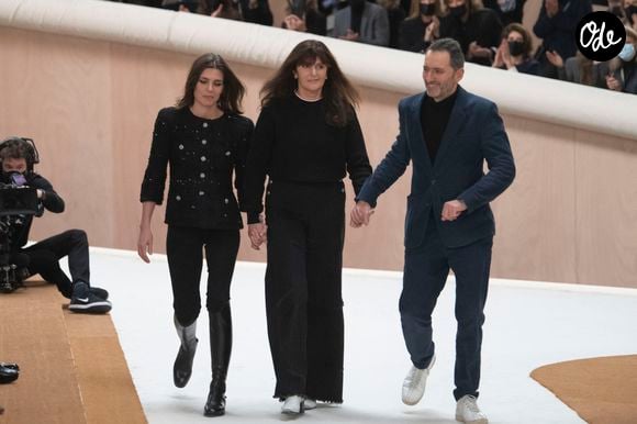 C'est grâce à un proche du clan princier de Monaco que Virginie Viard a pu décrocher son tout premier stage chez Chanel.   

Charlotte Casiraghi, Virginie Viard, Xavier Veilhan - Défilé Chanel Haute-Couture 2022 au Grand Palais Ephémère dans le cadre de la Fashion Week de Paris le 25 janvier 2022. 

© Bestimage