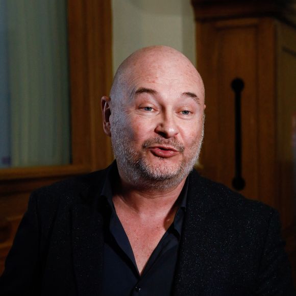 Sébastien Cauet a assigné la station en justice pour exiger son retour sur les ondes. L'animateur, suspendu depuis novembre dernier de l'antenne de NRJ, fait désormais l'objet d'au moins 5 plaintes pour viol ou agression sexuelle.  le 18 mars 2024© Christiophe Clovis/Bestimage