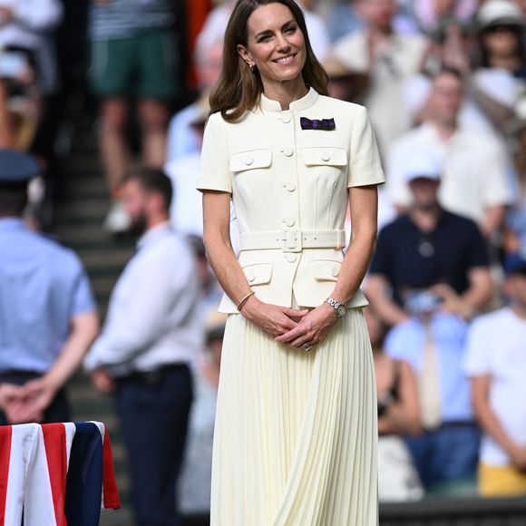 Présente lors de la finale des femmes au tournoi de tennis de Wimbledon qui s'est tenu le samedi 12 juillet 2025, la princesse de Galles était tout simplement à couper le souffle dans une tenue couleur crème qui soulignait son sourire radieux, laissant comprendre la joie qu’elle ressentait d’être présente pour ce moment.

La princesse Catherine (Kate) Middleton, princesse de Galles, assiste à la finale féminine des championnats de Wimbledon, 13ème journée à Wimbledon le 12 juillet 2025  © Mirrorpix / Bestimage