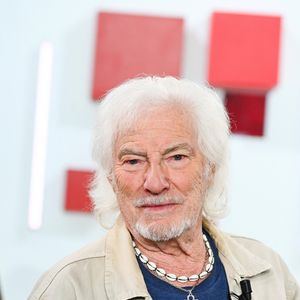 L'artiste de 96 ans a confié avoir fait faillite malgré le succès qu'il a rencontré.

Hugues Aufray lors de l'enregistrement de l'émission "Vivement dimanche" à Paris, FRanxce, le 9 septembre 2025 et diffusée le 12 octobre 2025 sur France 3. © Guillaume Gaffiot/Bestimage