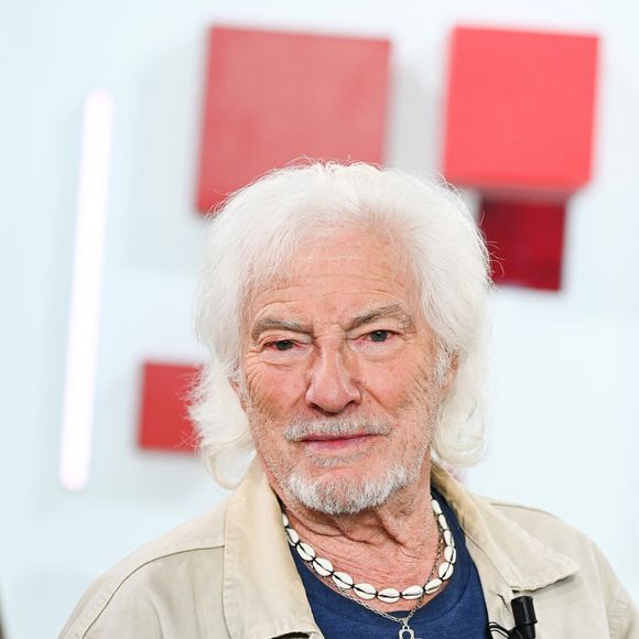 L'artiste de 96 ans a confié avoir fait faillite malgré le succès qu'il a rencontré.

Hugues Aufray lors de l'enregistrement de l'émission "Vivement dimanche" à Paris, FRanxce, le 9 septembre 2025 et diffusée le 12 octobre 2025 sur France 3. © Guillaume Gaffiot/Bestimage