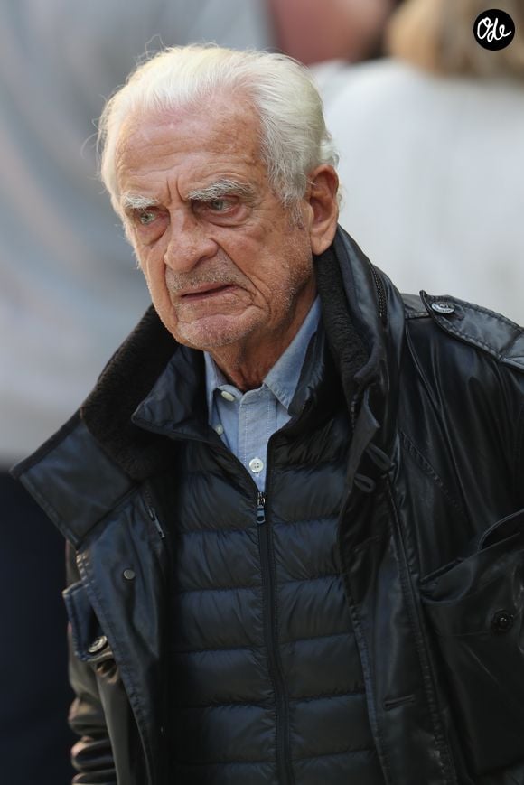 Olivier Belmondo indique que son père repose désormais pour l'éternité là où il le souhaitait.

Alain Belmondo lors des obsèques de Jean Rochefort en l'église Saint-Thomas d'Aquin à Paris, le 13 octobre 2017. © AGENCE / BESTIMAGE