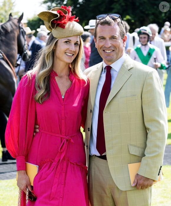 2 août 2024. Peter Phillips, fils de la princesse Anne et frère de Z.Tindall, a été vu marchant main dans la main avec son nouvel amour, Harriet Sperling, à l'hippodrome de Goodwood dans le Sussex, au Royaume-Uni.

GOFF  / BESTIMAGE