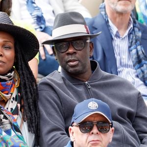 Lilian Thuram, sa femme Kareen Guiock-Thuram et Thierry Marx en tribunes lors de la finale messieurs des Internationaux de France de Tennis de Roland Garros 2025 (jour 15), à Paris, France, le 8 juin 2025. © Cyril Moreau/Bestimage
