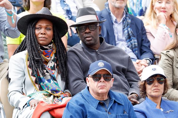 Lilian Thuram, sa femme Kareen Guiock-Thuram et Thierry Marx en tribunes lors de la finale messieurs des Internationaux de France de Tennis de Roland Garros 2025 (jour 15), à Paris, France, le 8 juin 2025. © Cyril Moreau/Bestimage