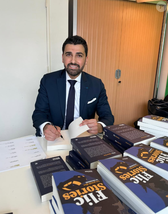 Guillaume Farde en pleine dédicaces de son livre "Flic Stories" - Instagram, le 9 avril 2024