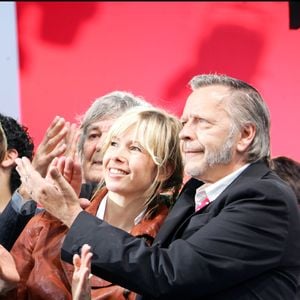Et elle indique : "Nous sommes liés à jamais par Malone. Le fils que nous avons eu ensemble. Un enfant est bien plus intense qu'un mariage".

Renaud et Romane Serda au meeting de Ségolène Royal. 

©BAHI-JACOVIDES / BESTIMAGE