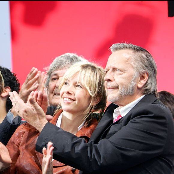 Et elle indique : "Nous sommes liés à jamais par Malone. Le fils que nous avons eu ensemble. Un enfant est bien plus intense qu'un mariage".

Renaud et Romane Serda au meeting de Ségolène Royal. 

©BAHI-JACOVIDES / BESTIMAGE
