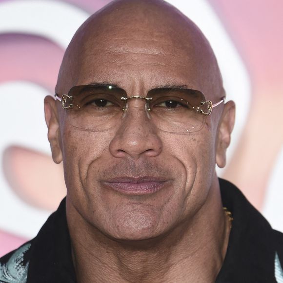 Indiquant avoir rencontré un problème avec l'avion qu'il devait prendre : "Au bout de 35-40 minutes de vol, le pilote est venu vers moi, il a mis un genou par terre. Il s’est mis face à moi et a dit : “On ne peut pas continuer à survoler l’océan."
Dwayne Johnson - Première du film "Moana 2 (Vaiana 2)" à Londres, le 24 novembre 2024.