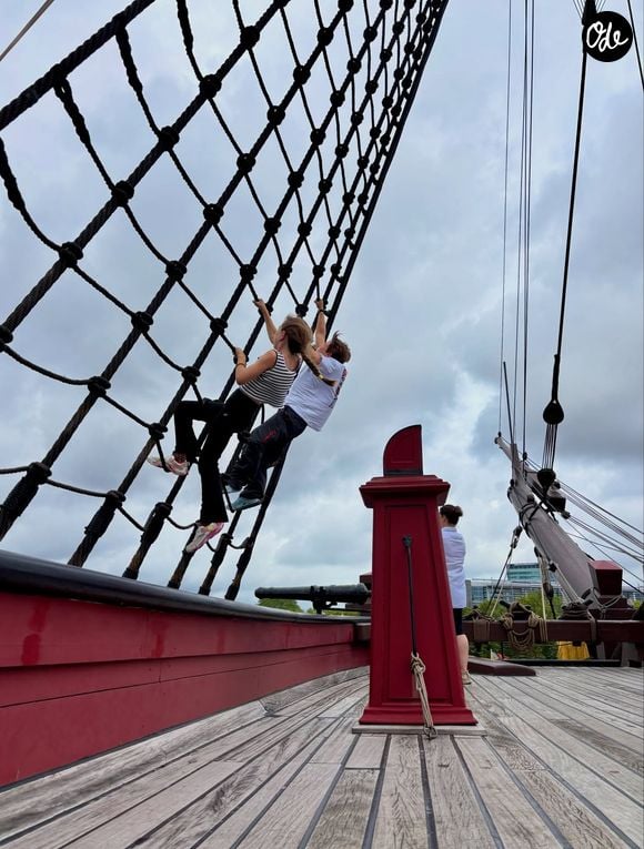Seize clichés et vidéos montrent vélos, bateau pirate et moments complices.
Photo Instagram de @nathaliepechalat, dimanche 30 août 2026