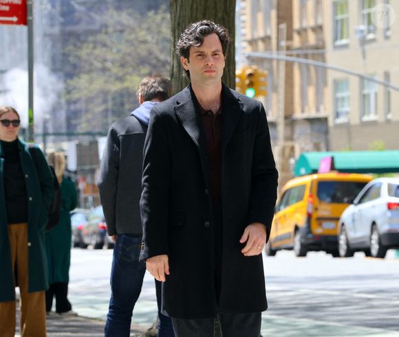 L'acteur Penn Badgley a accueilli des jumeaux avec sa compagne.

Penn Badgley, aperçu en train de profiter du beau temps lors du tournage d’une scène sur le plateau de la série YOU, à Central Park West, Manhattan.