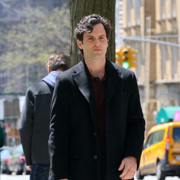 L'acteur Penn Badgley a accueilli des jumeaux avec sa compagne.

Penn Badgley, aperçu en train de profiter du beau temps lors du tournage d’une scène sur le plateau de la série YOU, à Central Park West, Manhattan.