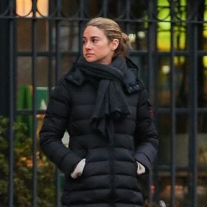 Exclusif - Shailene Woodley aperçue seule dans les rues de New York, le 7 avril 2022, un mois après avoir rompu ses fiançailles avec A.Rodgers. Depuis lors, l'actrice a été vue avec son ex-fiancé à plusieurs reprises, notamment au mariage d'un ami commun le 19 mars 2022. Backgrid USA / Bestimage