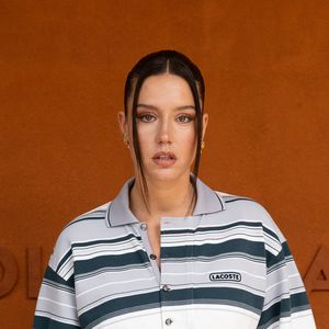 Adèle Exarchopoulos fascine depuis ses débuts au cinéma, tant par son talent que par sa beauté naturelle.

Adèle Exarchopoulos lors des Internationaux de France de Tennis de Roland Garros 2026, à Paris

© Jacovides / Moreau / Bestimage