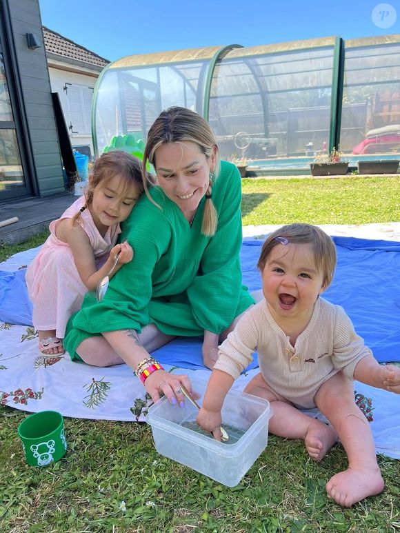 Ensemble, ils ont eu deux filles, Lya, 4 ans, et Rose, née en juillet 2024.

Laury Larrory sur son compte Instagram avec ses filles, le 23 mai 2025.

Photo : Instagram