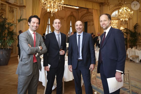 Antoine Cavaillé, Alexandre Katzner, Nicolas Minvielle, Matthieu Maunoury - Les salons du Cercle Interallié ont fait salle comble ce mardi, réunissant de nombreuses personnalités autour de Maud Bregeon, qui s'est récemment vu confier, en plus du porte-parolat du Gouvernement, le ministère de l'Energie, un portefeuille hautement stratégique, en particulier dans le contexte de crise qui embrase le Moyen-Orient.
© Jack Tribeca / Bestimage