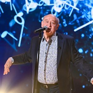 L'animateur reçoit cette semaine des personnalités d'univers vraiment différents, dont le chanteur Michel Jonasz.

Exclusif - Michel Jonasz - Enregistrement de l'émission "Vivement dimanche" au studio Rive gauche, le 18 mars 2025, présentée par M.Drucker, et diffusée le 23 mars 2025 sur France 3. 
© Guillaume Gaffiot / Bestimage