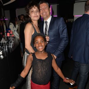 Si elle confie que le fait de devenir mère l'avait "réglée", elle admet : "Je n'avais jamais éprouvé le désir d'être maman, je le suis devenue par hasard."

Exclusif - Isabelle Mergault et sa fille Maya, Jacques Sanchez - Anniversaire de Jacques Sanchez au restaurant Nolita à Paris le 29 mai 2016. © Veeren/Bestimage