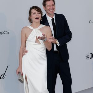 Elle suscite la fierté de ses parents, Milla Jovovich et Paul W. S. Anderson
Milla Jovovich avec son mari Paul W. S. Anderson - Photocall de la soirée AmfAR Gala Cannes 2019 à l'Eden Roc au Cap d'Antibes, lors du 72ème Festival International du Film de Cannes, le 23 mai 2019. © Jacovides / Moreau / Bestimage