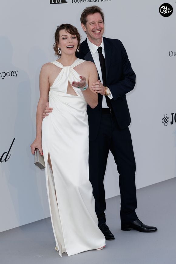 Elle suscite la fierté de ses parents, Milla Jovovich et Paul W. S. Anderson

Milla Jovovich avec son mari Paul W. S. Anderson - Photocall de la soirée AmfAR Gala Cannes 2019 à l'Eden Roc au Cap d'Antibes, lors du 72ème Festival International du Film de Cannes, le 23 mai 2019. © Jacovides / Moreau / Bestimage