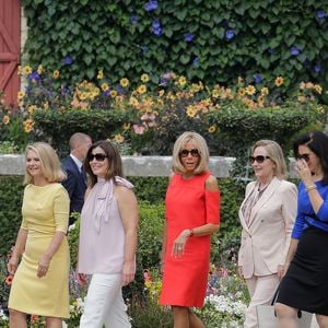 Akie Abe, la femme du premier ministre du Japon, Malgorzata Tusk, la femme du président du conseil de l'europe, Jenny Morrison, la femme du premier ministre de l'Australie, Brigitte Macron, Cecilia Morel, femme du président du Chili, Adele Malpass, femme du président du groupe de la banque mondiale, Melania Trump - Brigitte Macron et les conjoints visitent la ville de Espelette en marge du sommet du G7 à Biarritz le 25 août 2019.

© Thibaud Moritz / Pool / Bestimage