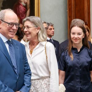 Visite de l’exposition « Le mariage du siècle » par S.A.S. le prince Albert II de Monaco, S.A.R. La princesse Caroline de Hanovre, S.A.S. la princesse Alexandra de Hanovre et les commissaires Thomas Fouilleron et Vincent Vatrican au palais princier de Monaco, le 17 juin 2026. © Jean-Charles Vinaj/Pool Monaco/Bestimage