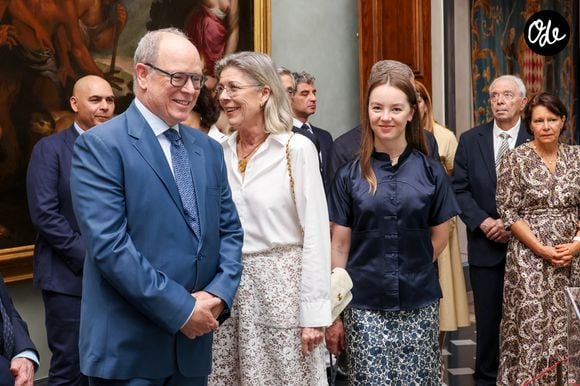 Visite de l’exposition « Le mariage du siècle » par S.A.S. le prince Albert II de Monaco, S.A.R. La princesse Caroline de Hanovre, S.A.S. la princesse Alexandra de Hanovre et les commissaires Thomas Fouilleron et Vincent Vatrican au palais princier de Monaco, le 17 juin 2026. © Jean-Charles Vinaj/Pool Monaco/Bestimage