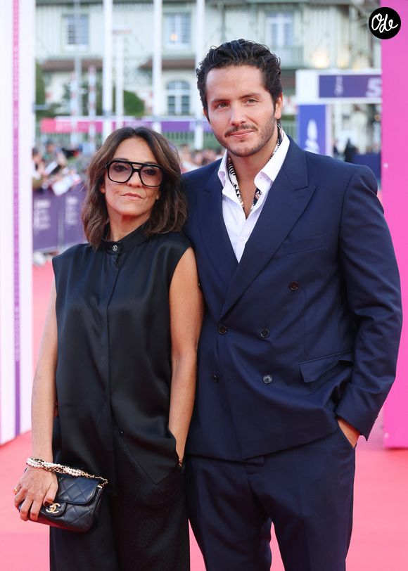 La chanteuse partage notamment ces moments avec l’humoriste Florence Foresti et son compagnon, l’humoriste Alexandre Kominek (ndlr : le couple avait été aperçu il y a quelques jours à Hyères avec Vitaa)

Florence Foresti et son compagnon Alexandre Kominek à la premiere du film 'Nouvelle Vague' lors du 51éme Festival du cinema Américain de Deauville le 12 Septembre 2025.
© Denis Guignebourg/Bestimage