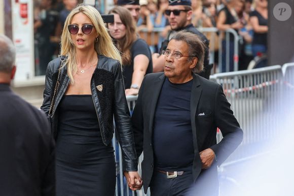 Laurent Voulzy et sa compagne Isaure Le Faou - Arrivées aux obsèques de Thierry Ardisson en l’église Saint-Roch de Paris, France, le 17 juillet 2025. © Clovis-Jacovides/Bestimage