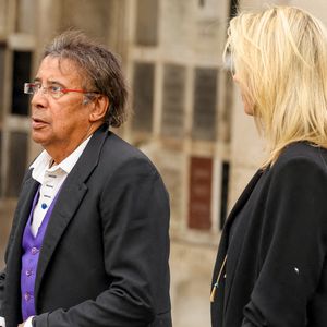 Laurent Voulzy et Isaure Le Faou - Arrivées aux obsèques de l'auteure-compositrice-interprète et actrice française Françoise Hardy au crématorium du cimetière du Père-Lachaise à Paris, France, le 20 juin 2024. © Jacovides-Moreau/Bestimage