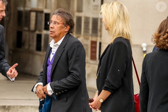 Laurent Voulzy et Isaure Le Faou - Arrivées aux obsèques de l'auteure-compositrice-interprète et actrice française Françoise Hardy au crématorium du cimetière du Père-Lachaise à Paris, France, le 20 juin 2024. © Jacovides-Moreau/Bestimage