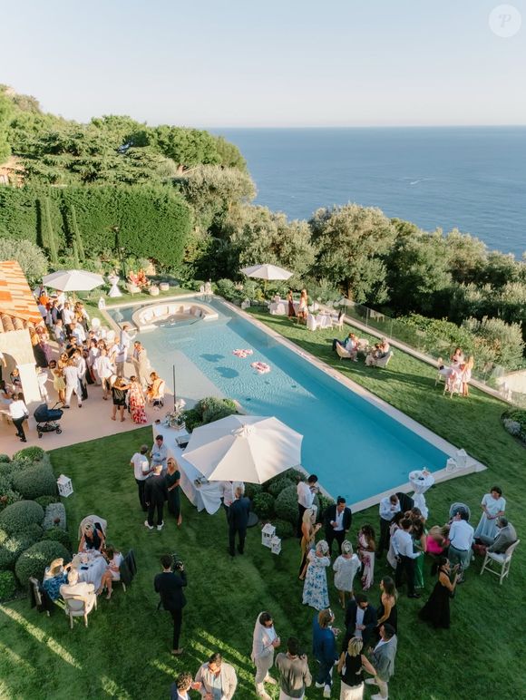 Offrant une vue imprenable sur la mer Méditerranée

Mariage de Dylan Deschamps et Mathilde Cappelaere le 30 août 2025, Instagram