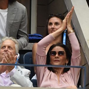 Bien qu'elle soit férue de mode, la mère de famille refuse de dépenser des milliers de dollars dans un simple t-shirt... Ce qu'elle aime par dessus tout ? Dénicher des pépites à Paris dans des boutiques vintages.

Michael Douglas et sa femme Catherine Zeta Jones dans les tribunes pendant la finale hommes lors de l'US Open de Tennis au USTA Billie Jean King National Tennis Center à Flushing dans l'arrondissement du Queens à New York City, New York, Etats-Unis, le 8 septembre 2019. © Chryslene Caillaud/Panoramic/Bestimage