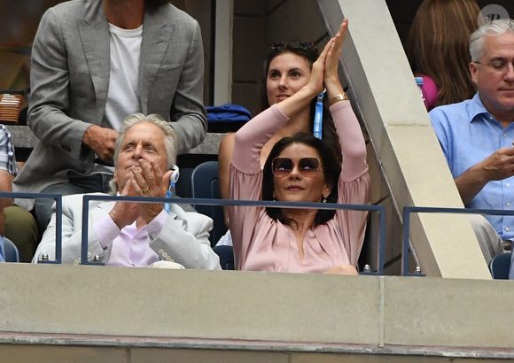 Bien qu'elle soit férue de mode, la mère de famille refuse de dépenser des milliers de dollars dans un simple t-shirt... Ce qu'elle aime par dessus tout ? Dénicher des pépites à Paris dans des boutiques vintages. Michael Douglas et sa femme Catherine Zeta Jones dans les tribunes pendant la finale hommes lors de l'US Open de Tennis au USTA Billie Jean King National Tennis Center à Flushing dans l'arrondissement du Queens à New York City, New York, Etats-Unis, le 8 septembre 2019. © Chryslene Caillaud/Panoramic/Bestimage