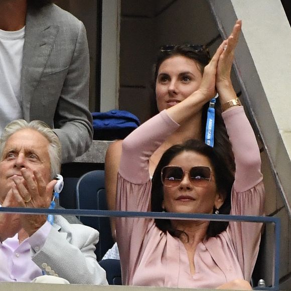 Bien qu'elle soit férue de mode, la mère de famille refuse de dépenser des milliers de dollars dans un simple t-shirt... Ce qu'elle aime par dessus tout ? Dénicher des pépites à Paris dans des boutiques vintages.

Michael Douglas et sa femme Catherine Zeta Jones dans les tribunes pendant la finale hommes lors de l'US Open de Tennis au USTA Billie Jean King National Tennis Center à Flushing dans l'arrondissement du Queens à New York City, New York, Etats-Unis, le 8 septembre 2019. © Chryslene Caillaud/Panoramic/Bestimage