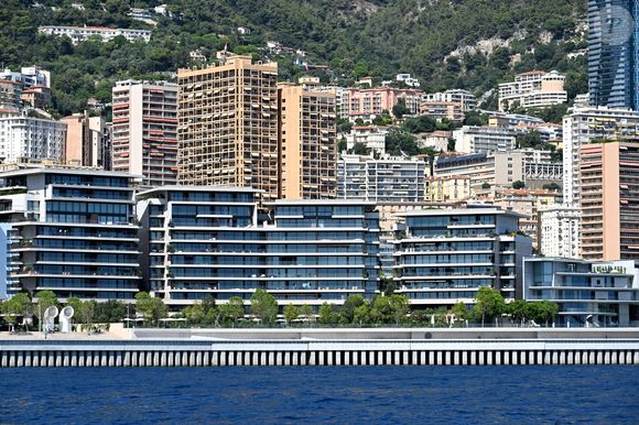 C'est dans l'immeuble ultra-sécurisé et prestigieux "Le Renzo" que Rinat Akhmetov a posé ses valises. 

Rinat Akhmetov, l'homme le plus riche d'Ukraine, a acheté le bien immobilier individuel le plus cher de l'histoire en s'offrant un appartement pour 471 millions d'euros à Monaco, un appartement grand luxe en plein cœur du quartier de Mareterra.) - Vue de la Principauté de Monaco depuis la mer, le 12 septembre 2025. Ici, le nouveau quartier Mareterra. © Bruno Bebert/Bestimage