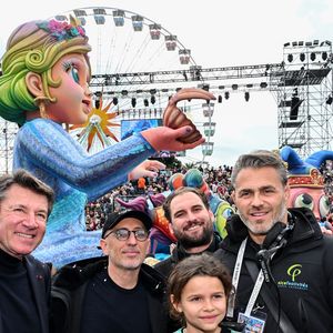 Gad Elmaleh a ouvert le premier corso carnavalesque en journée, en compagnie de Christian Estrosi, le maire de Nice, Laura Tenoudji Estrosi, leur fille Bianca, et Graig Monetti, l'adjoint au maire en charge de l'événementiel, durant la 140eme édition du Carnaval de Nice "Roi des Oceans" à Nice, le 23 février 2025© Bruno Bebert / Bestimage