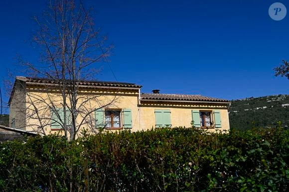 Maison des grands-parents d'Emile Soleil, un jeune garçon français retrouvé mort après avoir disparu en 2023, au milieu des recherches de la propriété dans le cadre de l'enquête sur la mort du garçon, à La Bouilladisse, France, le 25 mars 2025. © William Cannarella/Psnewz/Bestimage