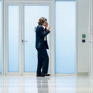 Adèle Haenel a quitté la salle d'audience pour se calmer, après avoir laissé parler sa colère par ces mots "ferme ta gueule" en s'adressant à C.Ruggia - Deuxième jour du procès de C.Ruggia, accusé d'agressions sexuelles sur mineures, dont l'actrice A.Haenel alors âgée entre 12 et 14 ans au moment des faits, devant le tribunal correctionnel de Paris, le 10 décembre 2024.