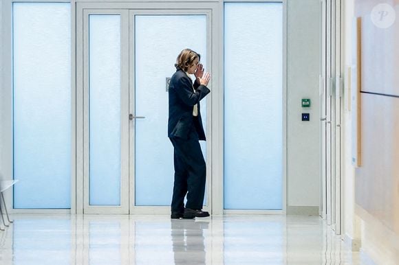 Adèle Haenel a quitté la salle d'audience pour se calmer, après avoir laissé parler sa colère par ces mots "ferme ta gueule" en s'adressant à C.Ruggia - Deuxième jour du procès de C.Ruggia, accusé d'agressions sexuelles sur mineures, dont l'actrice A.Haenel alors âgée entre 12 et 14 ans au moment des faits, devant le tribunal correctionnel de Paris, le 10 décembre 2024.