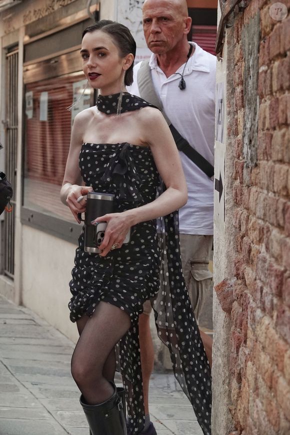 Lily Collins sur le tournage d'Emily à Paris à Venise. © Backgrid UK/ Bestimage