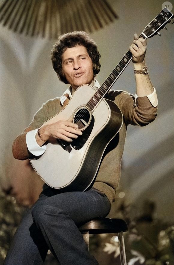 Les enfants de Joe Dassin lui rendent hommage en musique. 

Joe Dassin, chanteur de chanson française, se produit en Allemagne, vers 1970. Photo by Alamy/ABACAPRESS.COM