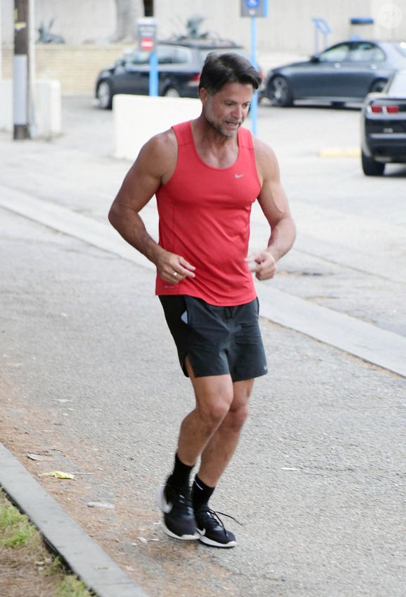 Il co-dirige une entreprise spécialisée dans la construction de villas haut de gamme.

David Charvet termine une séance d'entraînement chez Burn à Studio City, en Californie. L'ancien acteur de Baywatch, âgé de 53 ans, a montré ses bras toniques en quittant la salle de sport.
The ImageDirect / Bestimage
